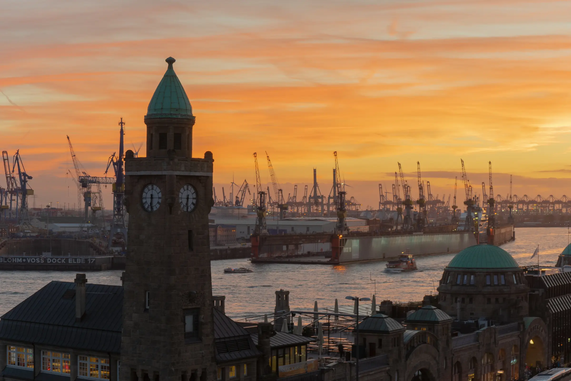 Hamburger Hafen im Abendlicht